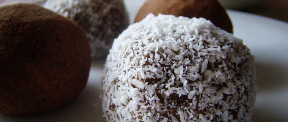 Trufas Raw rebozadas en coco y cacao